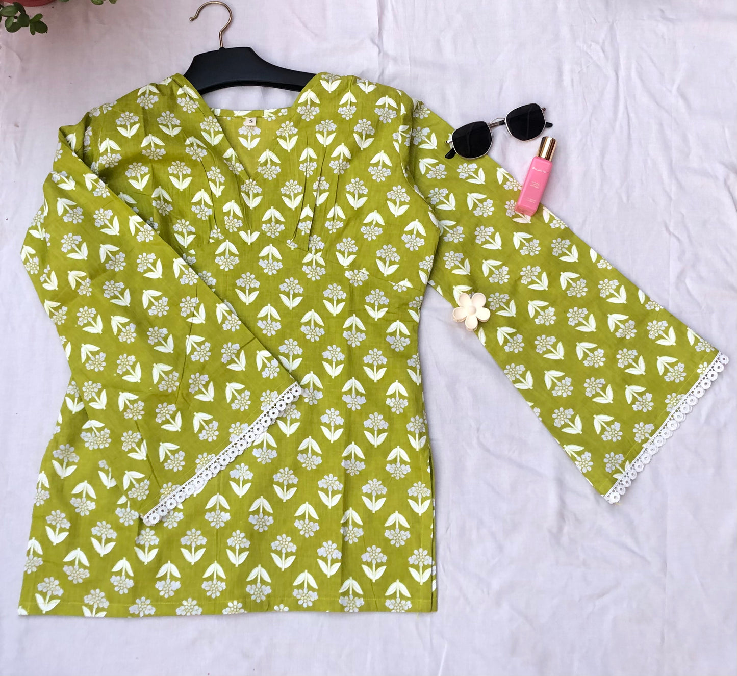 “Chic Green Floral Printed Kurti with Flared Sleeves & Lace Detailing – Everyday Ethnic Wear”